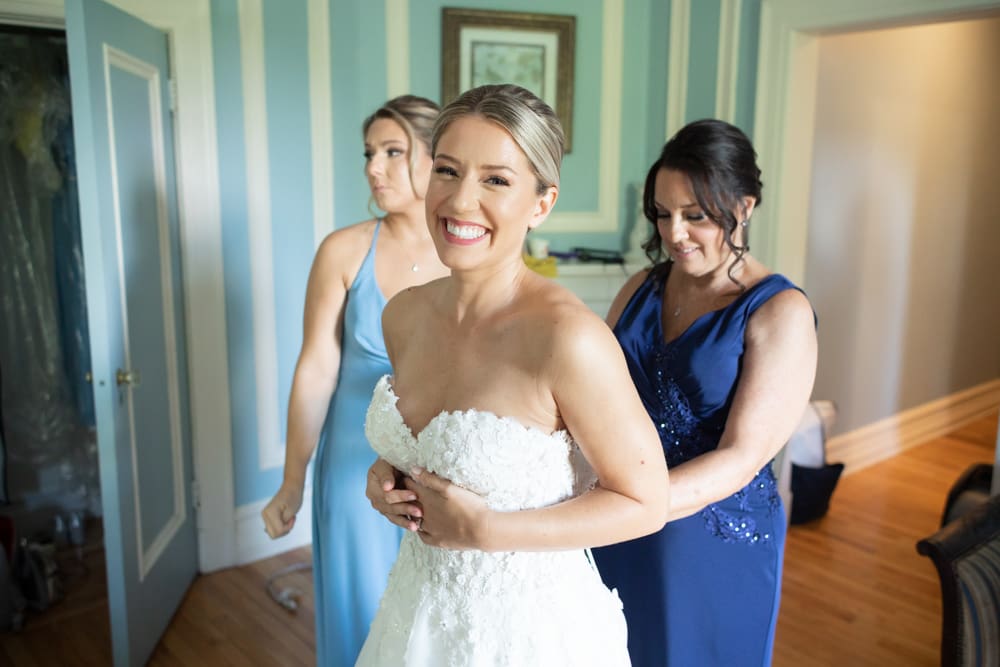 bride's mom zipping her dress at crabtree's kittle house in chappaqua ny