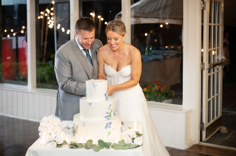 couple cutting wedding cake at crabtree's kittle house in chappaqua ny